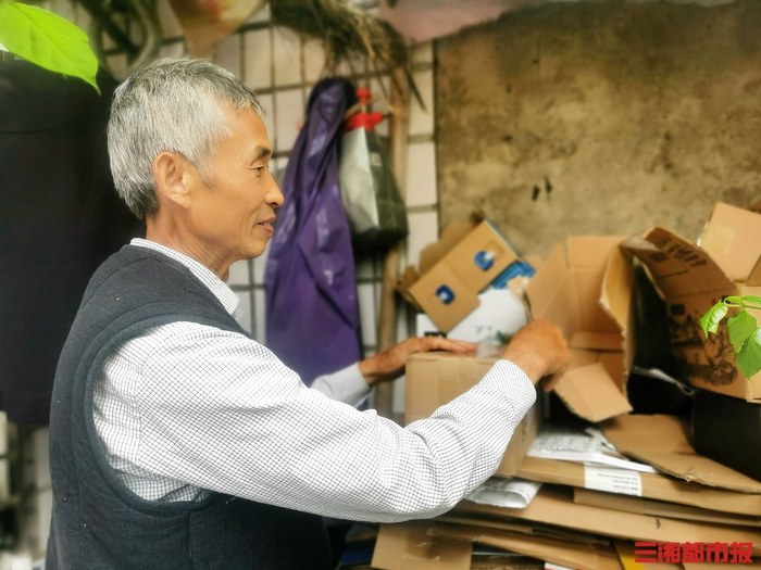 龔道炎整理廢品。受訪者供圖