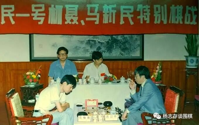 圖為正在點煙的聶衛(wèi)平棋圣。