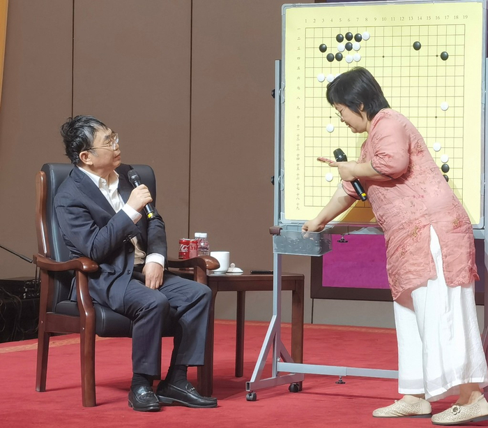 2024年，聂卫平在石家庄亚太大酒店为棋迷讲棋。旭光摄