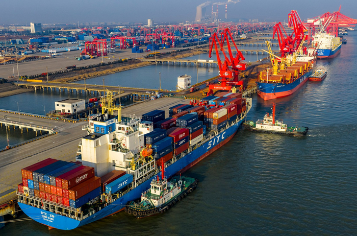 2026年1月14日，江蘇蘇州，外貿(mào)集裝箱貨輪靠泊太倉港區(qū)。