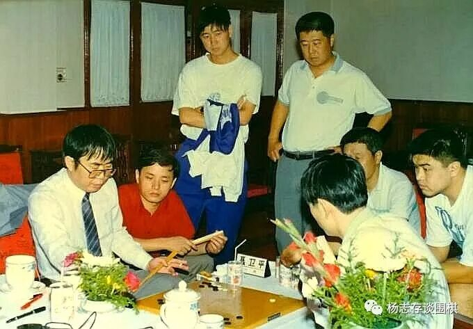 圖為聶、馬對局結(jié)束后復盤，左起：張建東、俞斌、劉思明、羅建文、張文東在圍觀。