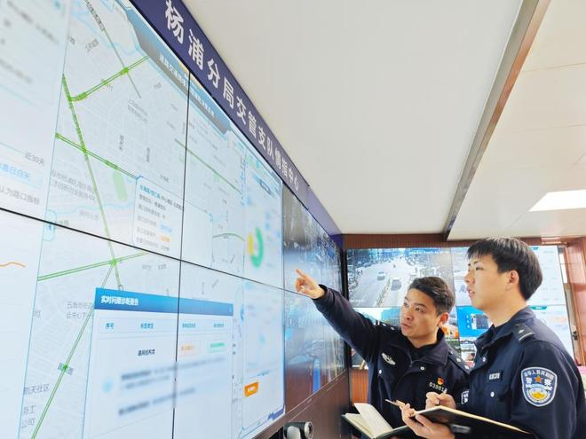 杨浦交警对交通治堵大模型给出交通组织优化建议进行研究。 上海市公安局供图