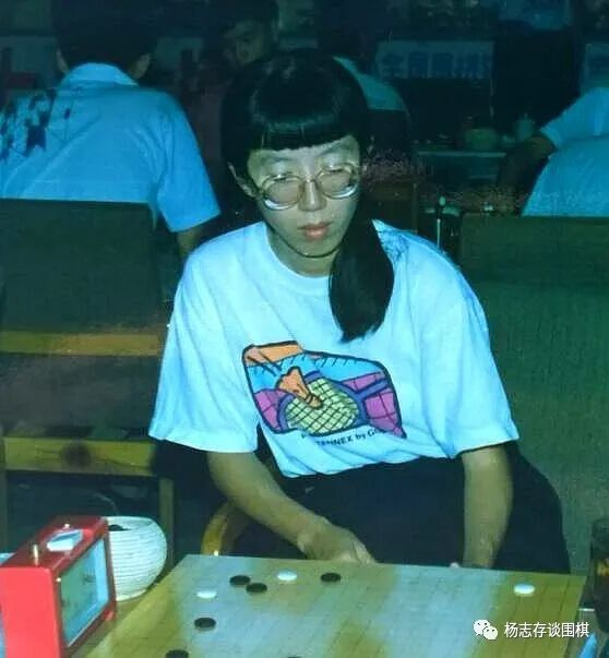 圖為“視棋如命”的芮乃偉九段。