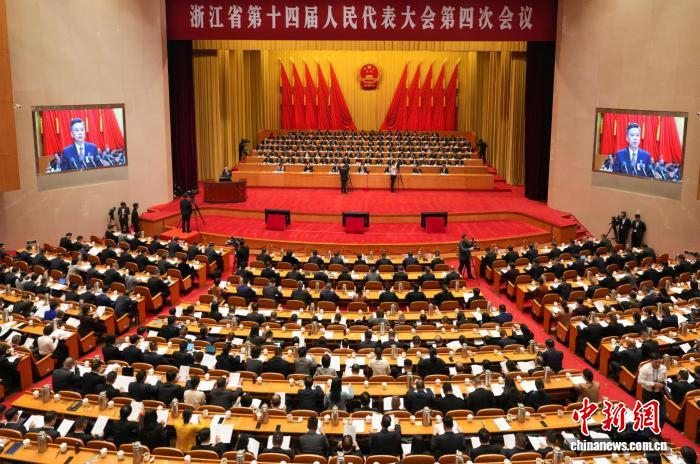 浙江省十四届人大四次会议在杭州开幕。屠轶钦 摄