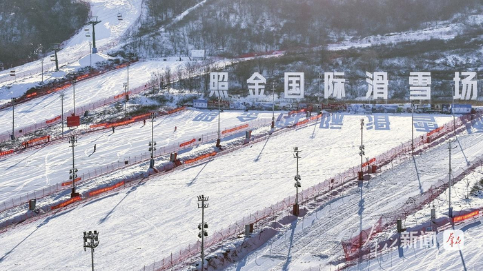 航拍照金國(guó)際滑雪場(chǎng)。