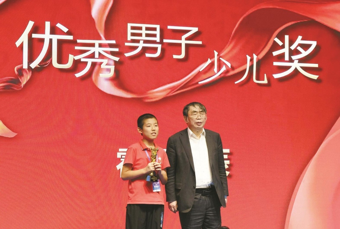 2024年，寧波市業(yè)余圍棋快樂聯(lián)賽在慈城收官，聶衛(wèi)平（右）為小棋手頒獎(jiǎng)。胡龍召/攝