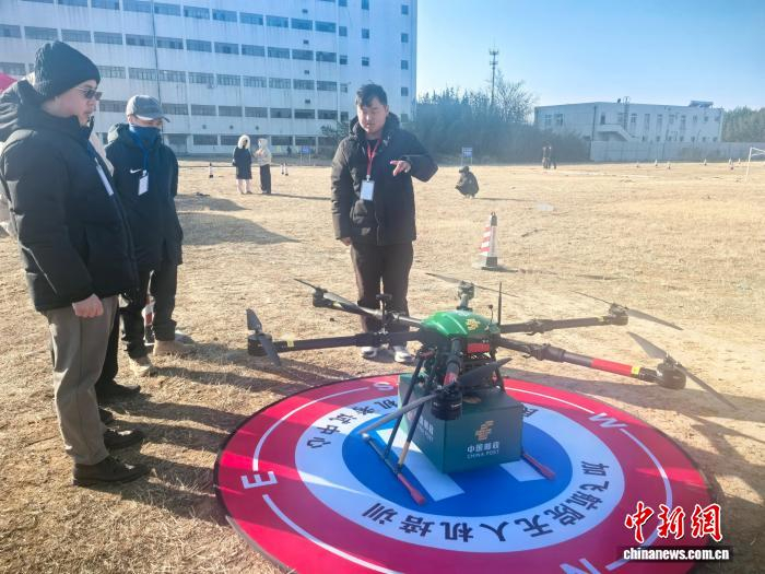 1月9日，河南郑州，学员正在进行无人机实操培训。葛颖 摄