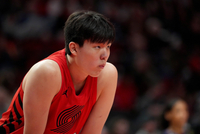 杨瀚森在防守端有些沟通失误？拓媒：他还在学习队友间的交流用语