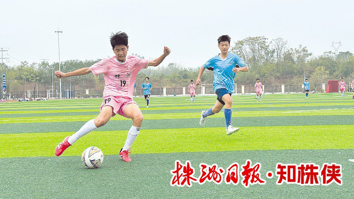 荷塘區(qū)校園足球超級(jí)聯(lián)賽。 記者/戴凜 攝