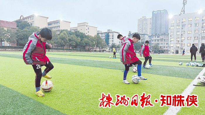 夜幕降臨，建寧學(xué)子開(kāi)始了足球訓(xùn)練。 記者/戴凜 攝