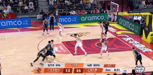 可算进了！萨姆纳借掩护坚决出手 飚进广东本场第一记三分