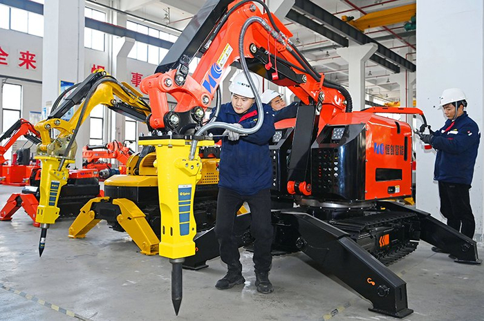 南譙區(qū)一家智能制造企業(yè)裝配車間內(nèi)，技術(shù)人員正在安裝調(diào)試準(zhǔn)備出口的智能工業(yè)機(jī)器人。宋衛(wèi)星攝