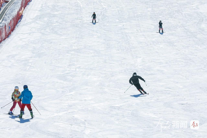 滑雪愛(ài)好者正在照金國(guó)際滑雪場(chǎng)內(nèi)滑雪。