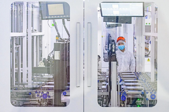 位于來安縣汊河鎮(zhèn)的滁州捷泰新能源科技有限公司內(nèi)，工人正在生產(chǎn)線上生產(chǎn)新型高效太陽能電池。計(jì)成軍攝