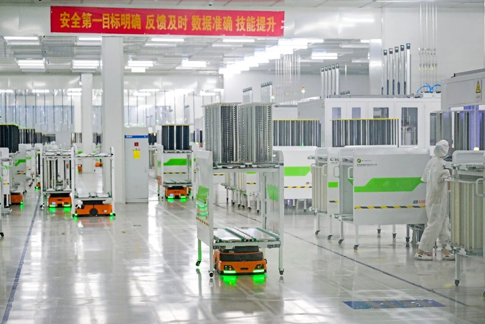 鳳陽正泰太陽能科技有限公司車間內(nèi)，智能搬運(yùn)機(jī)器人正在來回穿梭搬運(yùn)光伏組件。計(jì)成軍攝