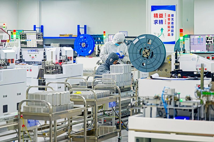 安徽辰達(dá)半導(dǎo)體有限公司內(nèi)，工人們正在趕制訂單。計(jì)成軍攝