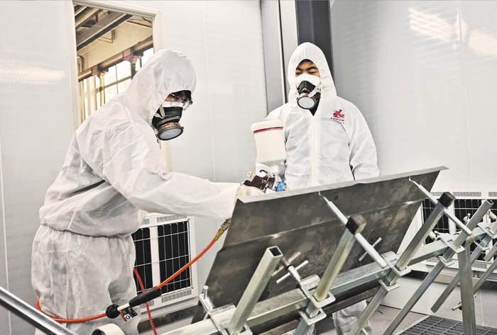 參加省級(jí)汽車裝備制造技能大賽賽前訓(xùn)練的學(xué)生正在進(jìn)行汽車涂裝學(xué)習(xí)。李慶玲 攝