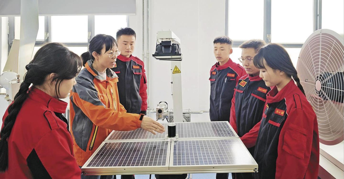 開展太陽(yáng)能光伏發(fā)電技術(shù)實(shí)訓(xùn)課。李慶玲 攝