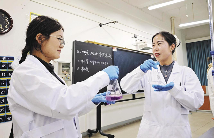 在老師帶領(lǐng)下學(xué)習(xí)化學(xué)分析課程中的氫氧化鈉標(biāo)定內(nèi)容。李慶玲 攝