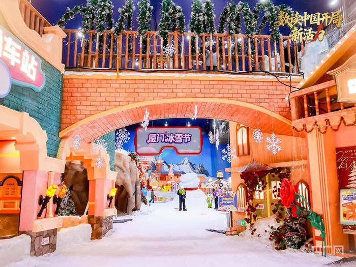 室內(nèi)冰雪場景搭建（央廣網(wǎng)見習(xí)記者 蔡雨煊 攝）