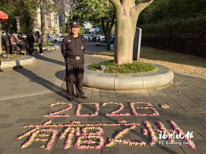 保安大叔和他的作品。