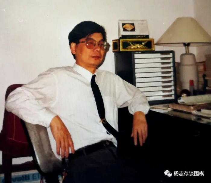 圖為1994年在家寫作小憩的筆者。