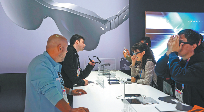 2026年美國拉斯維加斯消費(fèi)電子展（CES）期間，參觀者在中國企業(yè)展臺(tái)體驗(yàn)智能眼鏡。（圖片來源：新華社）