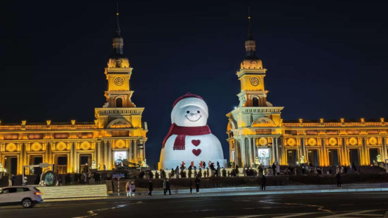 夜晚的網(wǎng)紅大雪人別有韻味。（圖片由受訪者提供）