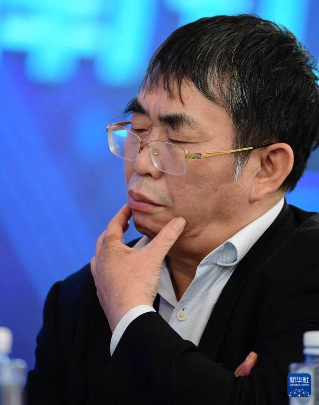   这是2017年11月4日，聂卫平在2017“象屿杯”海峡两岸围棋与人工智能邀请赛人机配对赛中思考。新华社记者 郭绪雷 摄