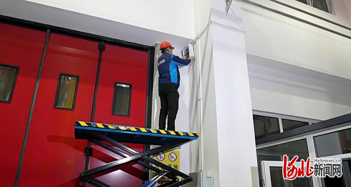 圖為河北移動技術人員安裝天線。