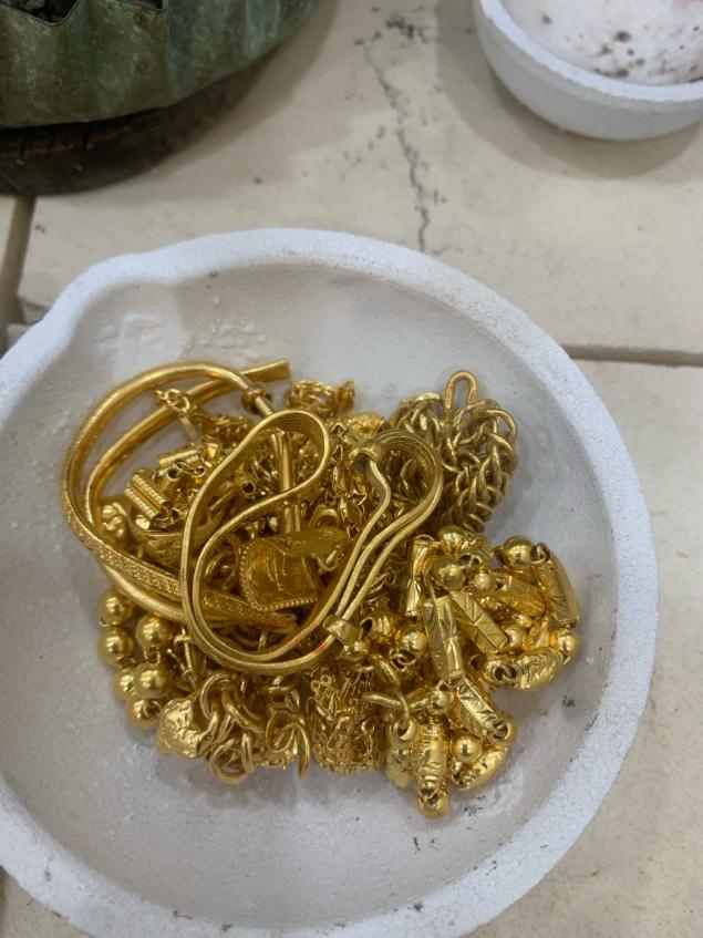 图为即将被熔化的黄金饰品。 