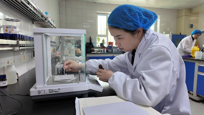 研發(fā)人員調(diào)試乳制品口味。