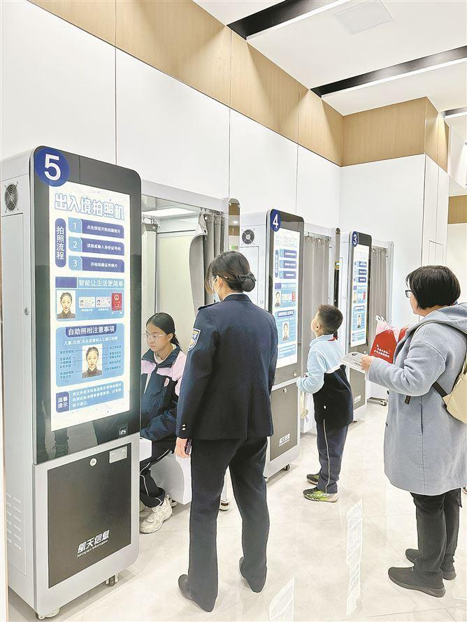 　　工作人員正在引導(dǎo)學(xué)生拍證件照。