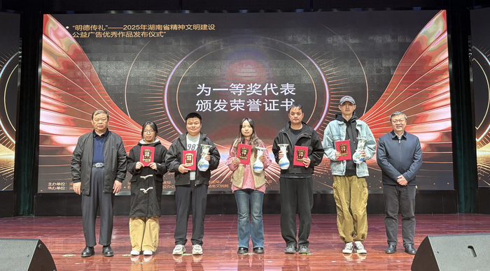 為一等獎(jiǎng)代表頒發(fā)榮譽(yù)證書。 李雨晴攝