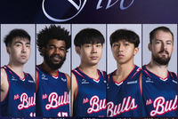 香港金牛队今日首发阵容： 卢艺文 琼斯 卢杜伟 吴委峻 巴尔文