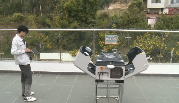 工作人員正在調(diào)度設(shè)備。