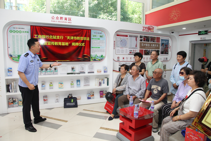 天津經(jīng)偵民警在向群眾介紹防范經(jīng)濟(jì)犯罪知識(shí)（圖片由公安部經(jīng)濟(jì)犯罪偵查局提供 央廣網(wǎng)發(fā)）