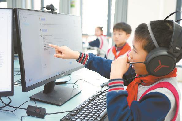             上海市虹口区第二中心小学二年级学生在利用智能体学习英语单词          