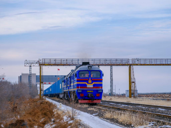 　　2025年12月22日，一列中歐班列通過(guò)內(nèi)蒙古二連浩特鐵路口岸入境。新華社記者 馬金瑞 攝