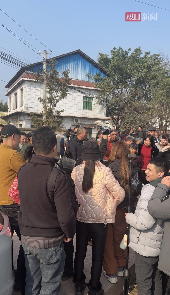 　　一名主播在人群中表演倒立（极目新闻记者 邓波 摄）