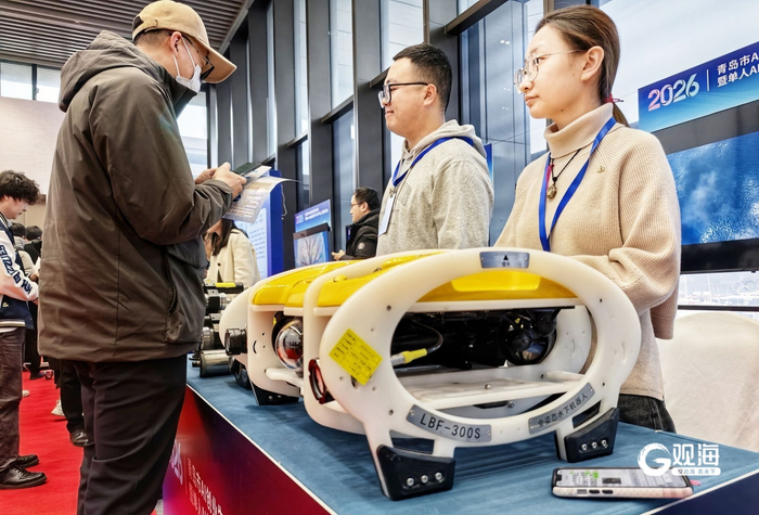 一名观众在参展企业展出的AI设备前驻足。