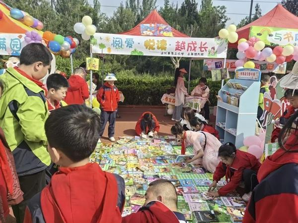 在涇川縣第三小學(xué)舉辦的圖書(shū)跳蚤市場(chǎng)上，同學(xué)們尋找自己喜歡的圖書(shū)。受訪者供圖