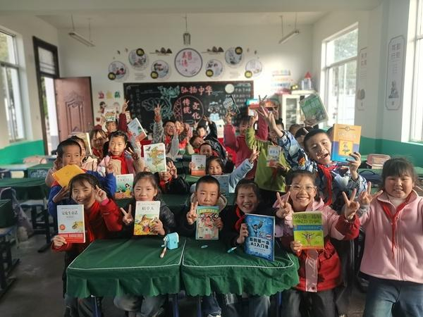 涇川縣黨原鎮(zhèn)中心小學三年級同學和他們“吃過”的書合影。受訪者供圖