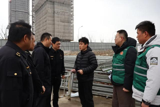政府工作人员将营业执照送到张腾飞手里（央广网发 九龙湖镇供图） 