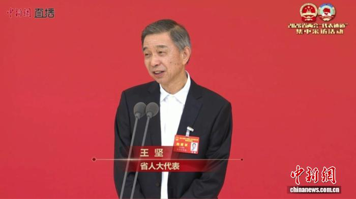浙江省人大代表、中国工程院院士、之江实验室主任王坚接受采访。　大会直播截图