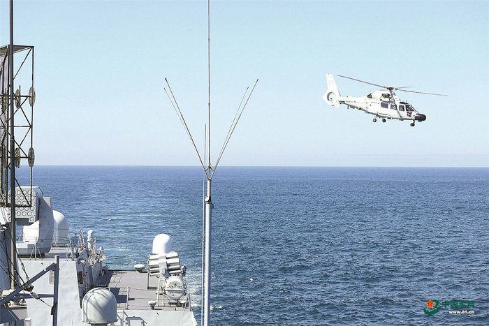 中方舰载直升机在演练中。杜江帆摄
