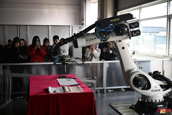 ▲机器人现场表演写毛笔字