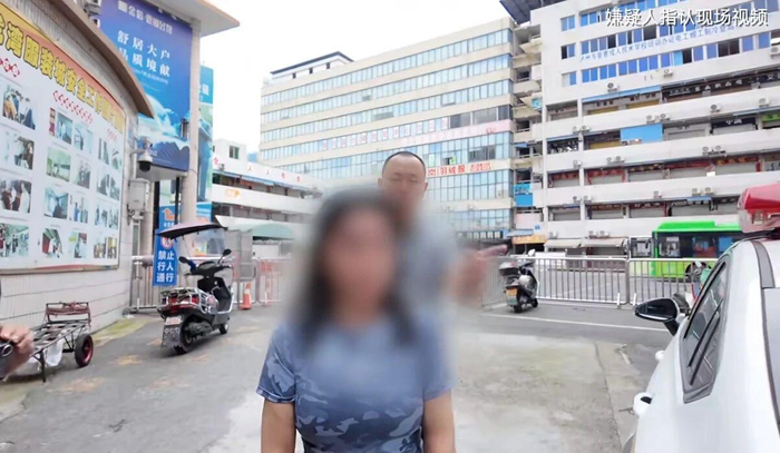 ▲嫌疑人指认现场 图据平安泸州公众号