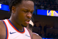 波杰姆飞天抢板坐着OG下落 不慎踢到后者鼻子 回看后未升级