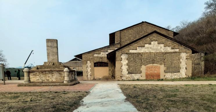 “鴻臚井之遺跡”碑（左）、“鴻臚井”文物標(biāo)志碑（右）